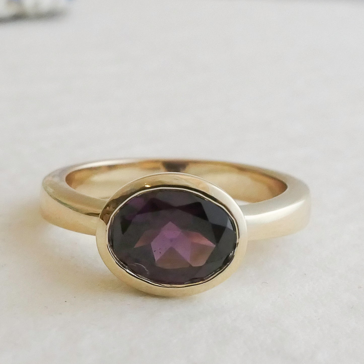 8.5 x 6.5 mm Oval cut Garnet 14kt Gold Ring Size 7