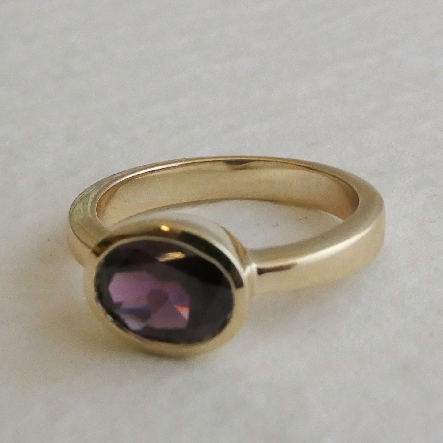 8.5 x 6.5 mm Oval cut Garnet 14kt Gold Ring Size 7