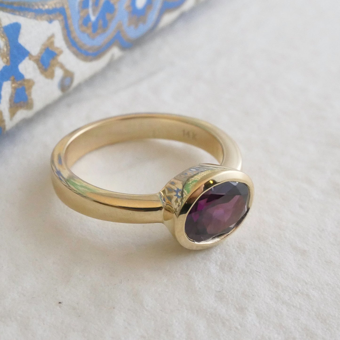 8.5 x 6.5 mm Oval cut Garnet 14kt Gold Ring Size 7
