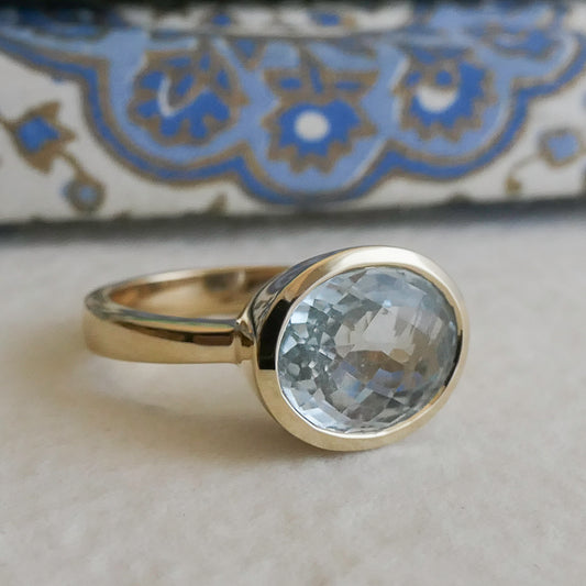 10x12mm Oval cut Aquamarine 14kt Gold Ring - Size 7