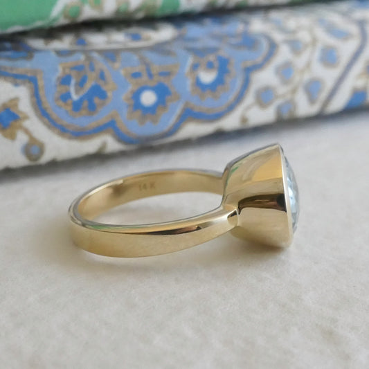 10x12mm Oval cut Aquamarine 14kt Gold Ring - Size 7