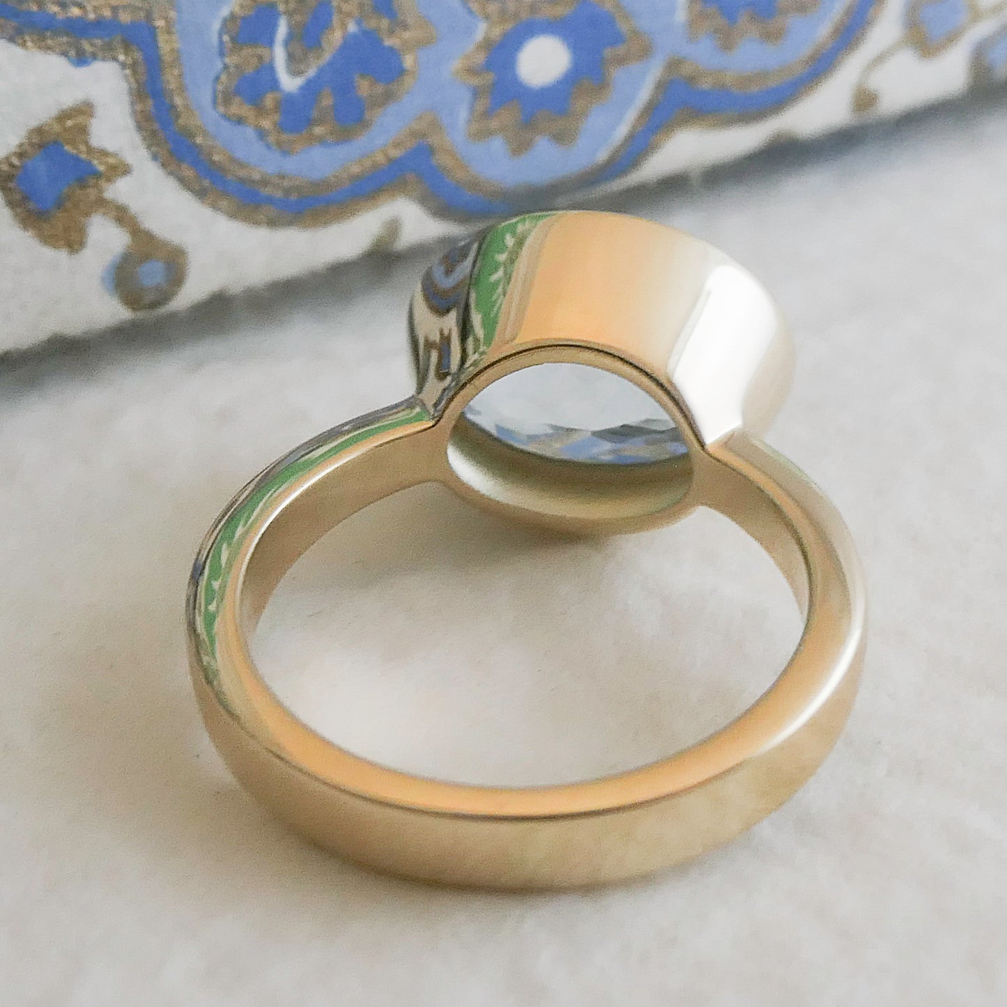 10x12mm Oval cut Aquamarine 14kt Gold Ring - Size 7