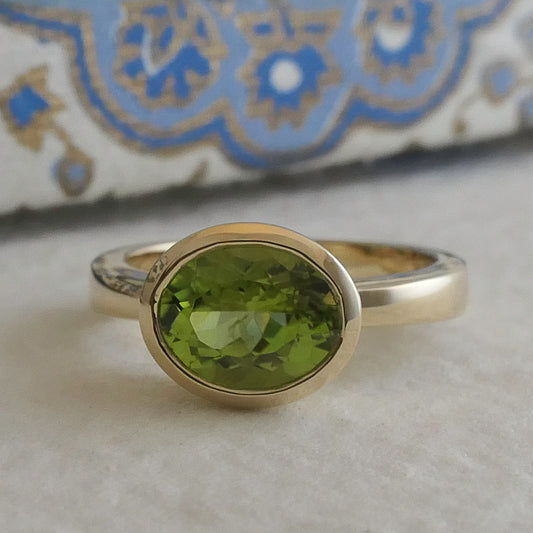 7.7x9.2mm Oval cut Peridot 14kt Gold Ring Size 7