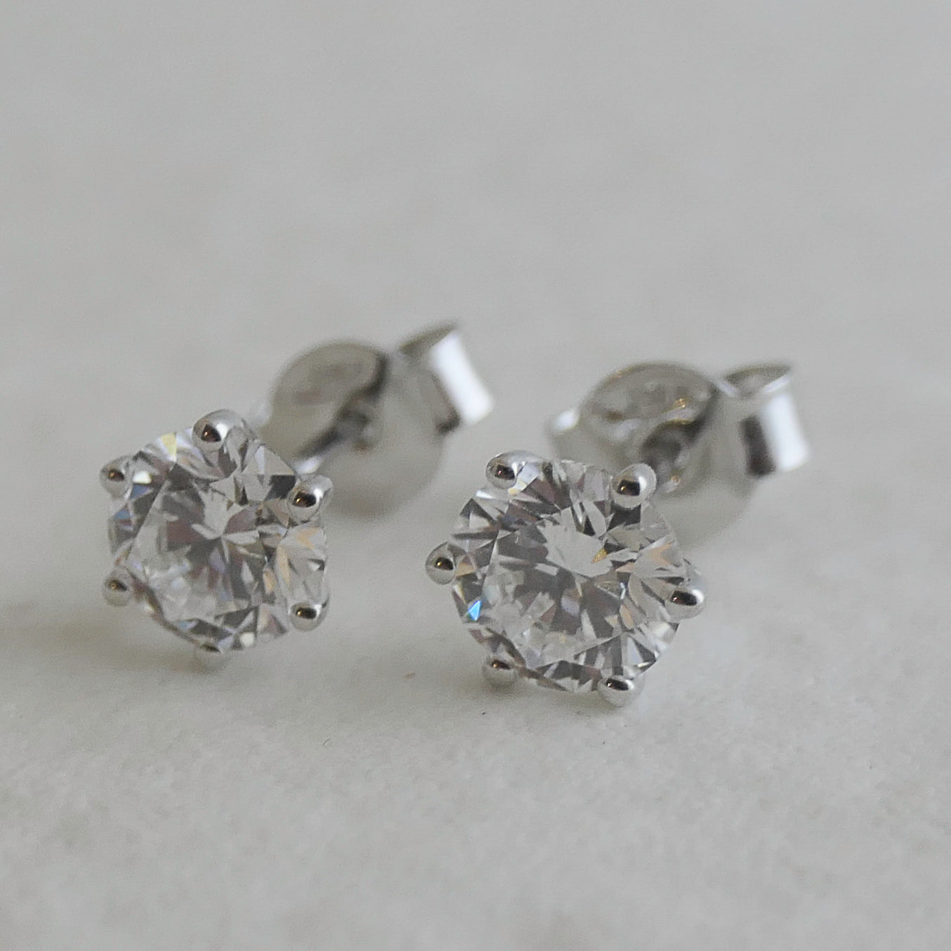 1 Carat Lab Grown Diamond Stud Earrings – D/VVS1 – 14K White Gold – IGI Report