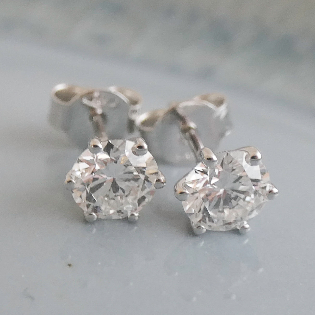 1 Carat Lab Grown Diamond Stud Earrings – D/VVS1 – 14K White Gold – IGI Report